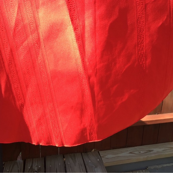 VINTAGE RED ROUND TABLECLOTH WITH NAPKINS - Picture 3 of 4